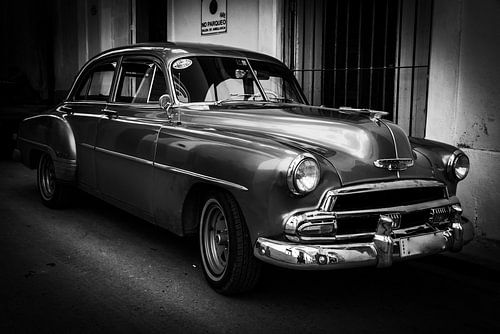 Oldtimer in de oude stad van Havana Cuba in zwart-wit
