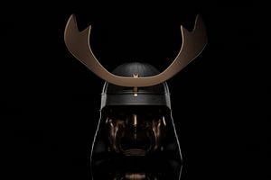 Samurai Helm im dramatischen Low Key Licht von Besa Art
