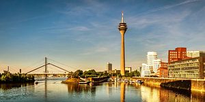 Panorama Gehry Bauten und Fernsehturm im Medienhafen Düsseldorf