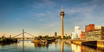 Panorama Bâtiments Gehry et tour de télévision dans le port des médias de Düsseldorf sur Dieter Walther