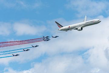 Een Air France Boeing 777 opent samen met de Patrouille de France de La Ferté-Alais Airshow op 8 jun van Jaap van den Berg