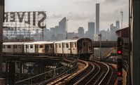 Train No.7 In Queens With The Manhattan Skyline van Nico Geerlings thumbnail