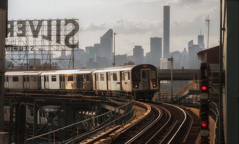 Train n°7 dans le Queens avec l'horizon de Manhattan par Nico Geerlings