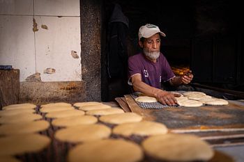 Bakker haalt broden uit de oven in Marrakech
