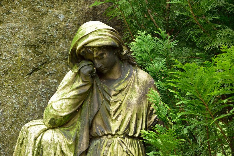 Statue einer Heiligen van Marcel Ethner