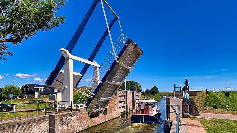 Boot onder brug van Digital Art Nederland