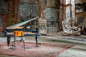 Verlaten piano in het Verloren Huis van Gentleman of Decay