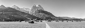 Bergpanorama mit Wiesen mit Hütten bei Garmisch Partenkirchen in schwarzweiß von Manfred Voss, Schwarz-weiss Fotografie