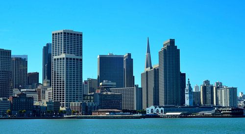 Skyline von San Francisco: Ikonischer Blick unter blauem Himmel
