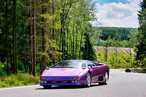 Lamborghini Diablo beim Fahren auf einer Landstraße