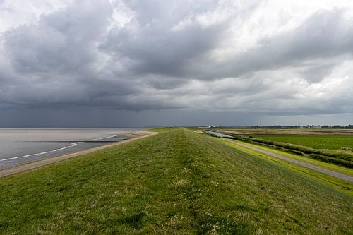 Dreigende lucht boven wadenzeedijk