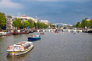 De Amstel in Amsterdam met een rondvaartboot en donkere lucht van Sjoerd van der Wal Fotografie