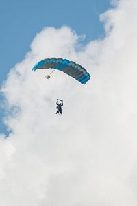 Parachutisten in dubbelsprong