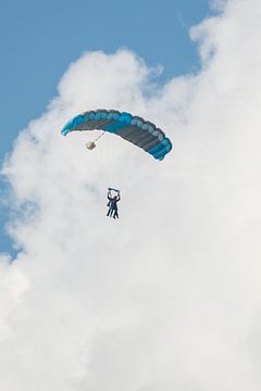 Parachutisten in dubbelsprong van Tonko Oosterink