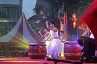 Jonge drummer op een cultureel festival 4