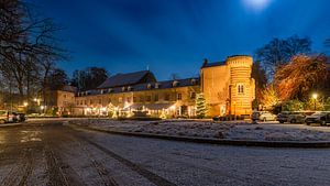 Elsloo in de avond in de winter met sneeuw