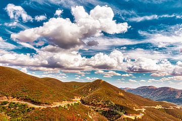 Serpentine in brauner Hügelkette mit Bewölkung in der Sierry Nevada Kalifornien von Dieter Walther