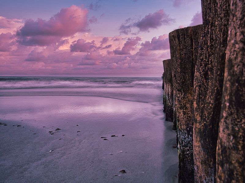 Kribben die in zee steken. Genomen in Zingst, aan de Darß. Het perspectief is gericht op de horizon van Martin Köbsch