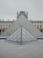 Symmetrisch beeld van het Louvre, Parijs, Frankrijk.