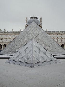 Symmetrisches Bild des Louvre, Paris, Frankreich. von Sharon Kastelijns