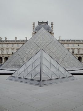 Symmetrisch beeld van het Louvre, Parijs, Frankrijk. van Sharon Kastelijns