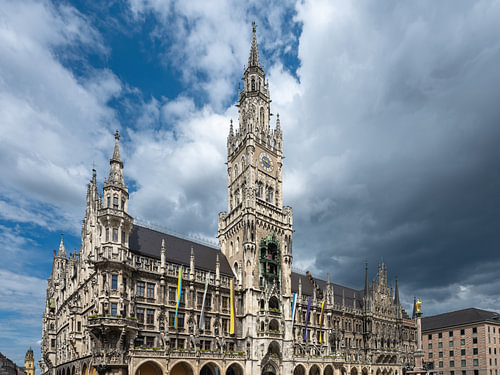 Het nieuwe stadhuis van München onder een dramatische hemel