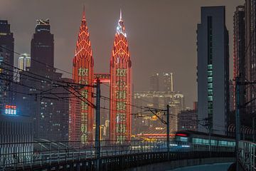 Metro en skyline van Chongqing in de nacht