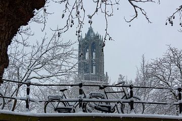 Domtoren in de winter met fietsen op voorgrond van Martien Janssen