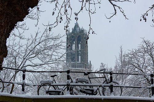 Domtoren in de winter met fietsen op voorgrond