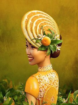 Thailändische Frau mit Orangenblüten und Faszinator