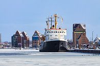 Ein Schiff im Stadthafen von Rostock von Rico Ködder Miniaturansicht