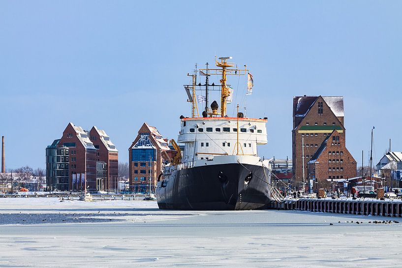 Ein Schiff im Stadthafen von Rostock von Rico Ködder