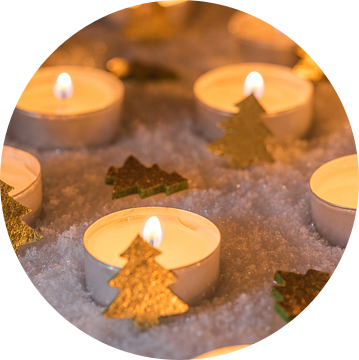 De winterachtergrond van Kerstmis met kaarsen en ornamenten bij nacht op sneeuw van Alex Winter