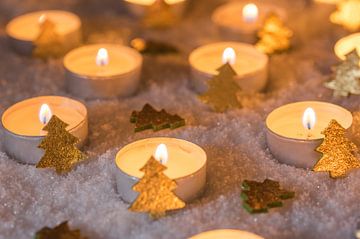 De winterachtergrond van Kerstmis met kaarsen en ornamenten bij nacht op sneeuw van Alex Winter