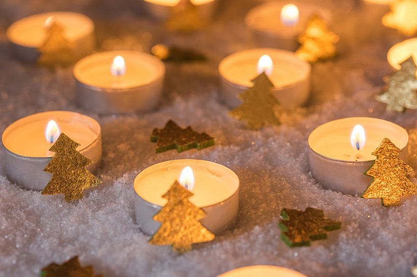 Weihnachten Winter Hintergrund mit Kerzen und Ornamente in der Nacht auf Schnee von Alex Winter