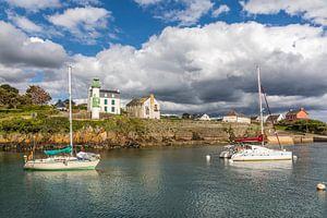 Die Hafenbucht mit grünem Leuchtturm von Doëlan, Clohars-Carnoët, Bretagne
