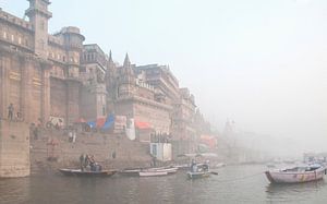 Ochtend mist in Varanasi van Dray van Beeck