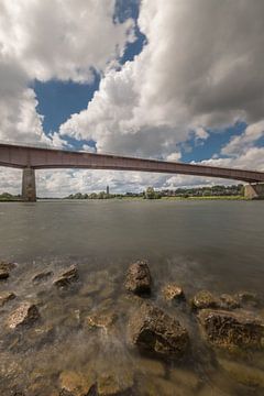 Rijnbrug Rhenen-Kesteren met zicht op de Cuneratoren van Rhenen van Moetwil en van Dijk - Fotografie