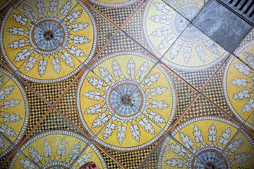 Geel patroon in vloer van Italiaanse kerk van Esther esbes - kleurrijke reisfotografie