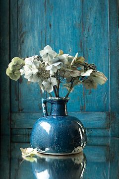 vase bleu avec hortensia sur Jacques Splint