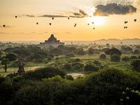Sonnenuntergang am Tempelfeld in Bagan, Myanmar