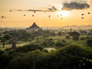 Zonsondergang bij het tempelveld in Bagan, Myanmar van Shanti Hesse