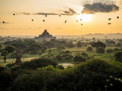 Coucher de soleil sur le champ du temple à Bagan, Myanmar sur Shanti Hesse
