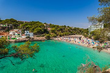 Mooi zandstrand op Mallorca, idyllische kust van Cala Santanyi van Alex Winter