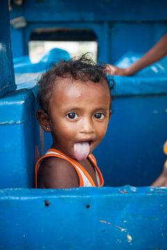 kind in de achterbak van een truck, Sri Lanka by Rony Coevoet