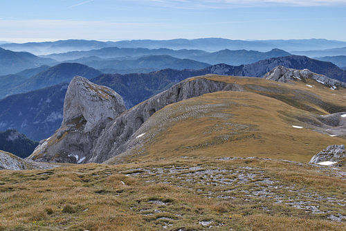Berggipfel mit felsigem Gelände und herbstlichen Nebelschwaden