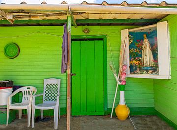 Bonaire Vissershuisje  met mariabeeld bij Lac Cai van Marly De Kok