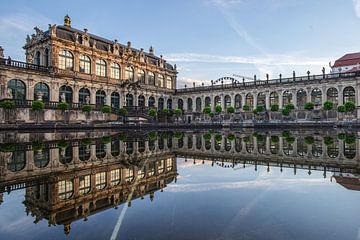 Spiegeling in een vijver in de Dresdener Zwinger in Dresden van Fotos by Jan Wehnert