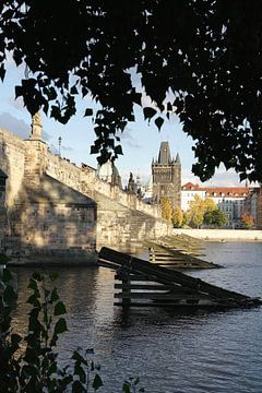 Karelsbrug en Vltava rivier in Praag van Heiko Kueverling
