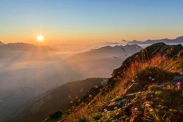 Sommerlicher Sonnenuntergang in den Bergen von Karla Leeftink